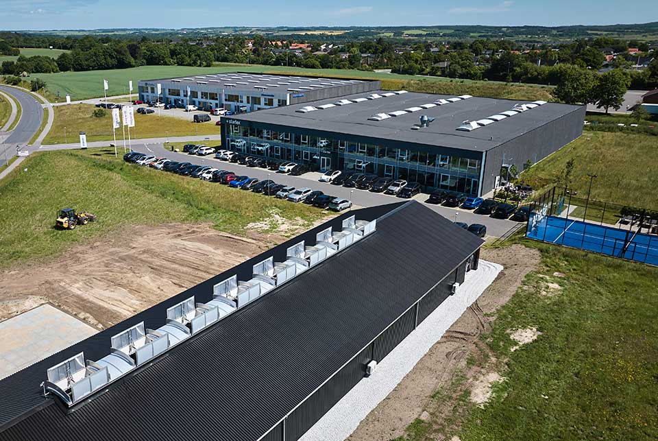 Luftfoto af Startex' industribygning i Støvring med tagmonteret brandventilationsanlæg.