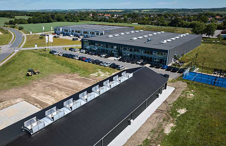 Luftfoto af Startex' industribygning i Støvring med tagmonteret brandventilationsanlæg.
