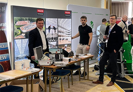 Pracownicy przy stanowisku VELUX Commercial podczas konferencji SITP 