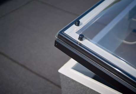 Närbild på takljuskupol i akryl