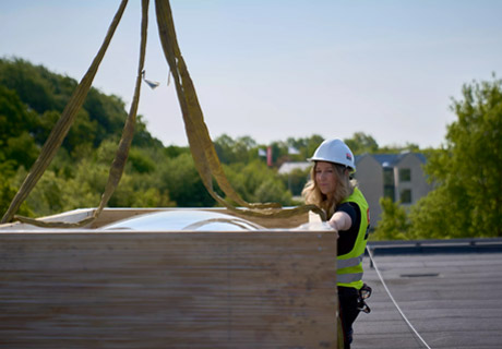 Installatör av takljuskupol i akryl