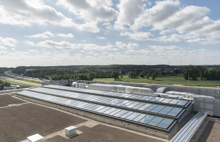 Außenansicht der installierten VELUX Stufen-Lichtband-Lösung