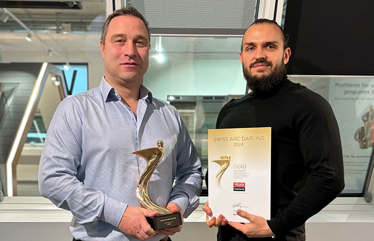 Bei der Verleihung der „Swiss Arc Darling“ 2024 wurde Velux Commercial Schweiz als beliebtester Hersteller in der Kategorie „Dach“ mit dem Brand-Award in Gold ausgezeichnet.