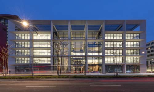 Buitenaanzicht van BELVAL ICONE in Luxemburg met 700 modulaire lichtstraten