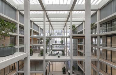 Binnenaanzicht van BELVAL ICONE in Luxemburg met 700 modulaire lichtstraten.