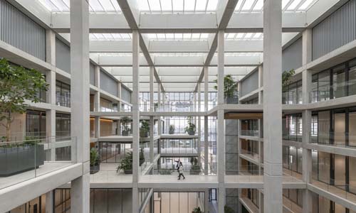 Binnenaanzicht van BELVAL ICONE in Luxemburg met 700 modulaire lichtstraten.