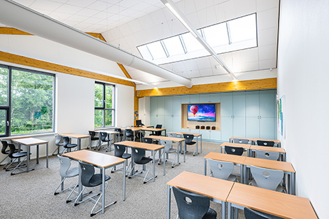 Klaslokaal met bureaus, stoelen, grote ramen en VELUX dakramen. Foto: Kasper Veenstra