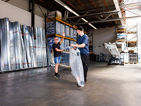 Magazijninterieur met metalen platen en bouwmaterialen