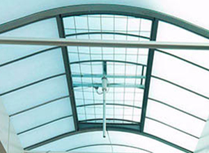 Interiorul luminatoarelor GRILLODUR® cu sistem de protecție împotriva căderii (prin tavan)