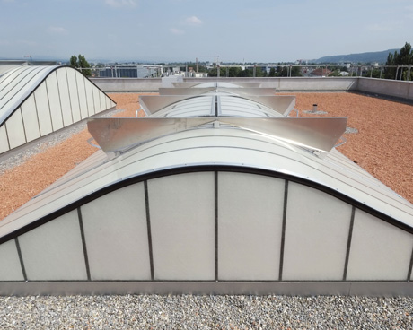 Außenansicht gewölbtes GRILLODUR® Lichtband mit RWA-Doppelklappen