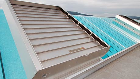 Luminator continuu GRILLODUR® boltit cu ventilație cu lamele