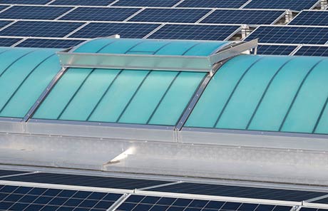 Świetlik dachowy GRILLODUR® ze sklepieniem kolebkowym w kolorze niebieskim przezroczystym