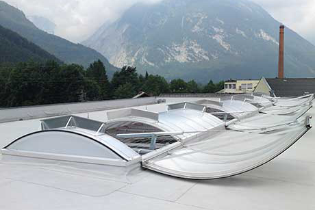 Luminator continuu Vario cu trape pe toată deschiderea pentru evacuarea fumului