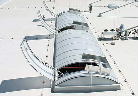 Lanterneau Vario avec ouvrants de désenfumage et déflecteurs