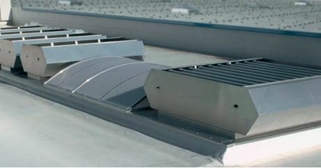 Lanterneau Vario avec système de ventilation EFC à lames pour l’évacuation des fumées