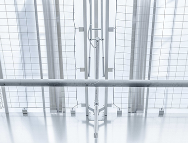 Roostersysteem voor bescherming en doorvalveiligheid voor lichtstraten