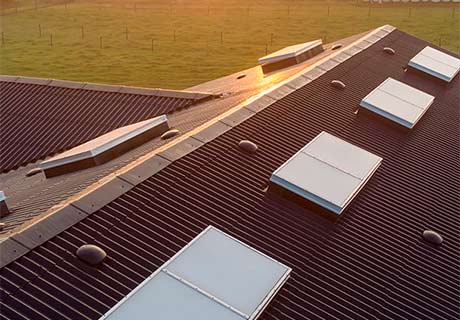 Plant polykarbonat-overlys montert langs møne