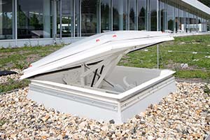 Füstelvezetés és szellőzés, felülvilágító kupolák