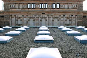 Vue extérieure d’un groupe de coupoles formant un tableau de lumière du jour