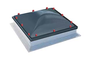 Afbeelding van een koepel met een donkere bovenlaag en rook- en warmteafvoer