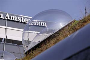 Buitenaanzicht ronde lichtkoepel schoolgebouw