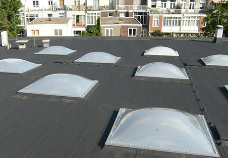 Buitenaanzicht van verschillende vierkante lichtkoepels