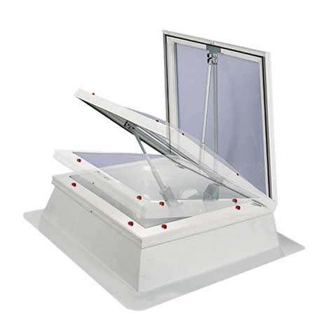 świetlik kopułowy w połączeniu z włazem dachowym i dodatkowymi osłonami