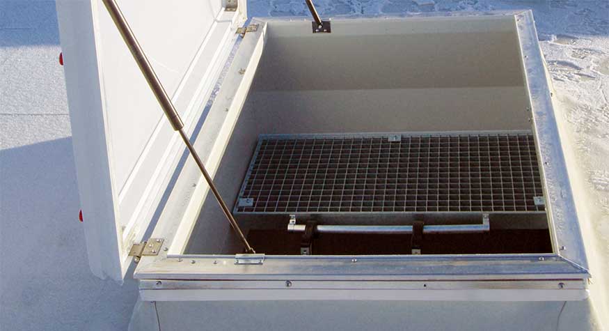 Świetlik kopułowy z funkcją wyjścia i wejścia na dach