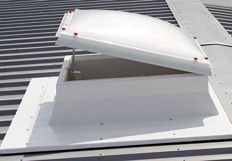 Cupolă luminatoare cu ventilație de confort instalată pe un acoperiș din zinc
