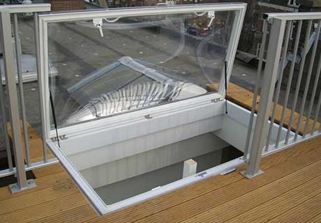 Vedere exterioară a unei cupole luminatoare cu acces pe acoperiș