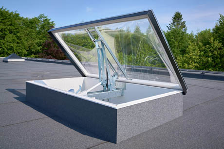 Takljuskupol i akryl med brandventilation i halvöppen position