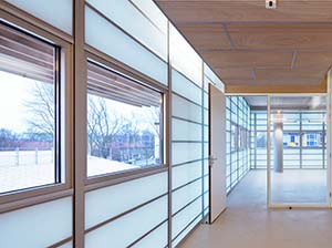 GRILLODUR® Lichtfassade mit Aluminiumfenstern 