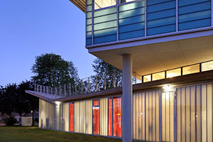 GRILLODUR® Lichtfassade bei Nacht