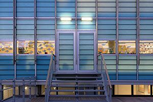 GRILLODUR® Fassade mit Fenstern sowie Türen außen