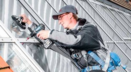 Ein Teil des Montageprozesses des BA-Verglasungssystems