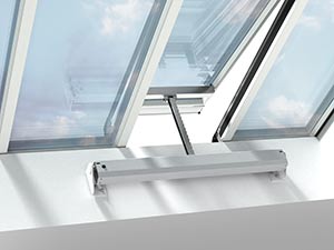 Verrière aluminium VELUX ouvrante avec moteur à chaîne et barre transversale visible de l'intérieur