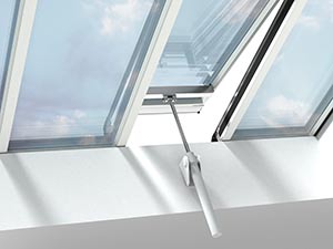 Verrière aluminium VELUX ouvrante avec moteur à vérin et barre transversale visible de l'intérieur