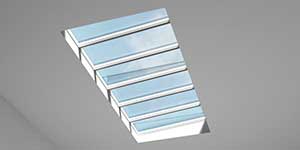 Rozwiązanie uwzględniające świetlik z wentylacją oddymiającą i deflektorem wiatru KCD 0080. Widok od wewnątrz.