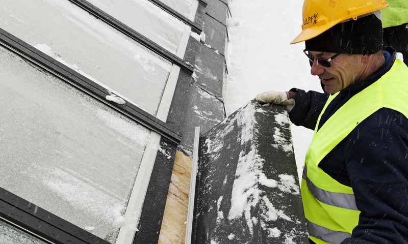 Einbau von modularen Lichtbändern im Winter