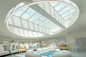 Modulare Tageslicht-Lösung von VELUX mit Atrium-Lichtband und geformtem, ovalem Innenfutter. Leuchtturm Somfy, Frankreich