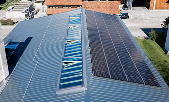 Taket på fabrikshallen Herter GmbH i Wald, Schweiz, efter renovering.