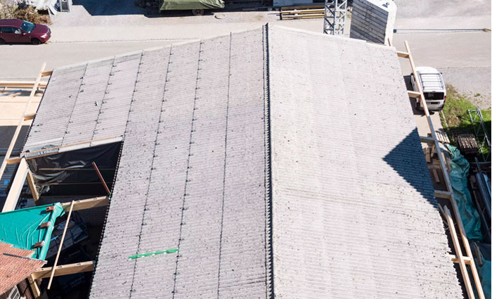 Tak på fabrikshallen Herter GmbH i Wald, Schweiz, före renovering