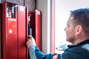 Systemtechniker prüft die Anlagenkomponenten der RWA-Anlage