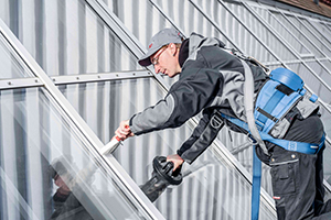 Fachexperte prüft die Aluminiumkonstruktion auf einem Glasdach