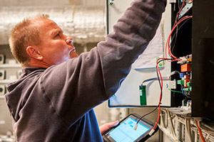 Systemtechniker überprüft die Funktionssicherheit der RWA-Anlage